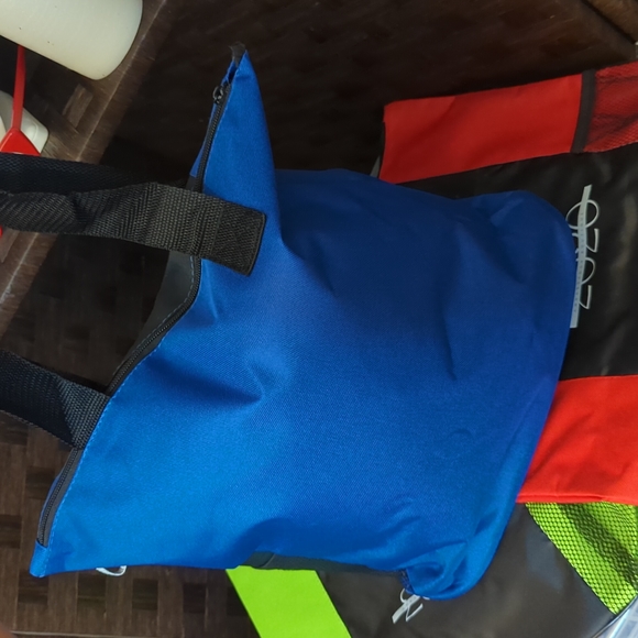 3 Pocket Zippered Tote ! Boutique Merch - Picture 3 of 7